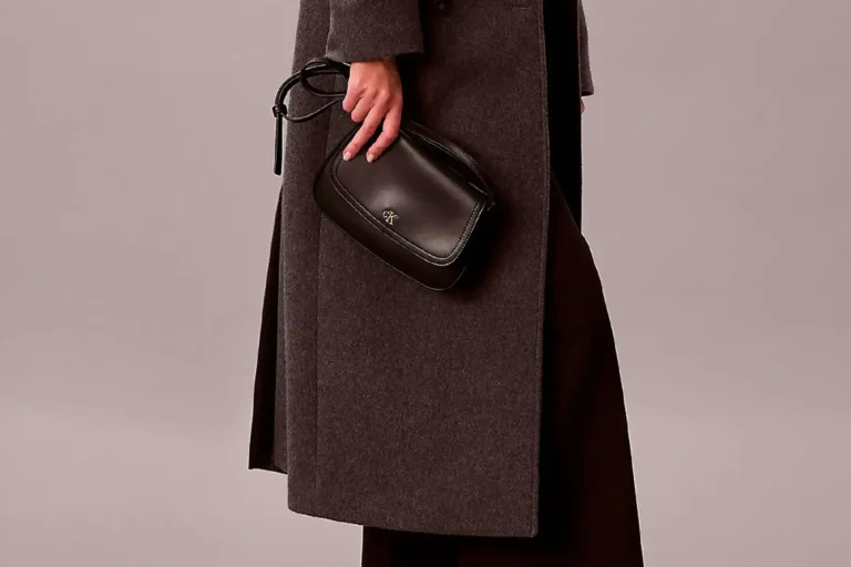 Calvin Klein Bolso negro unisex FLAP CAMERA BAG Calvin Klein