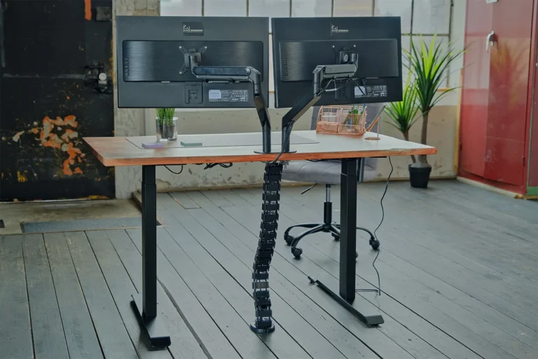 Kawola LORA escritorio con soporte para monitor regulable eléctricamente en altura con borde de árbol color nogal macizo