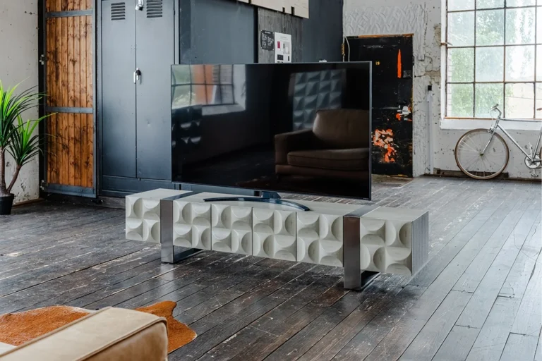 Kawola Mueble bajo para TV MARGO KAWOLA, 4 puertas, chapado en olmo, pie gris, acero inoxidable cepillado