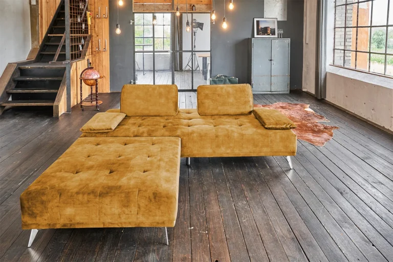 Kawola Sofá KAWOLA WIOLO, sofá diván tipo daybed con Puf, terciopelo color coñac