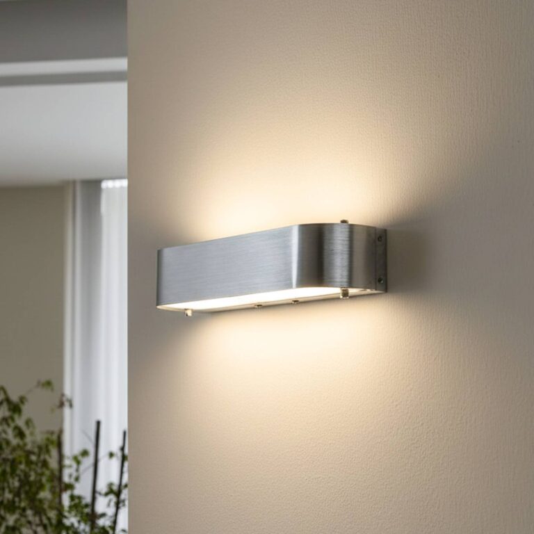 Lindby Aplique de pared Nika con portalámpara E14, aluminio