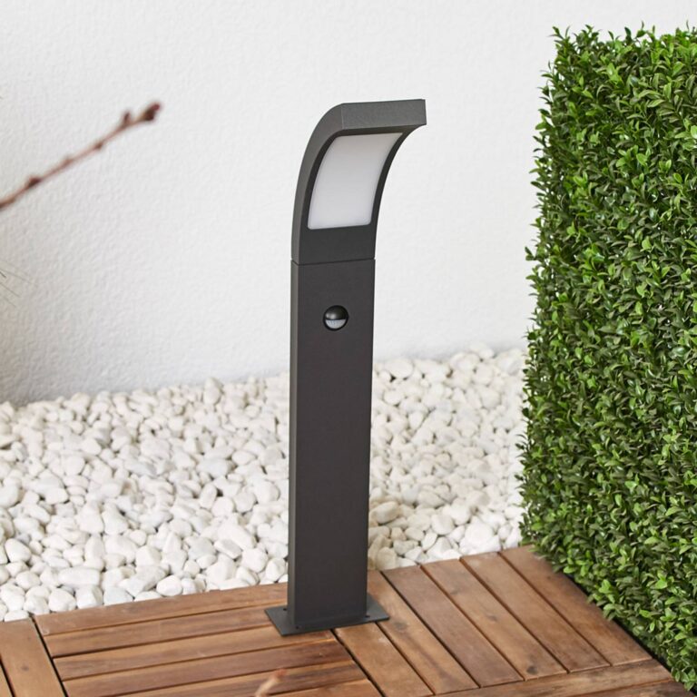 Lucande bolardo luminoso LED Juvia, 60 cm, detector de movimiento, IP54
