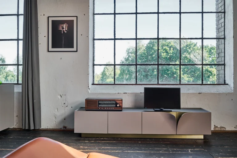 Mueble bajo KAWOLA EMMA Aparador para TV Piel sintética gris Pies de acero inoxidable color latón