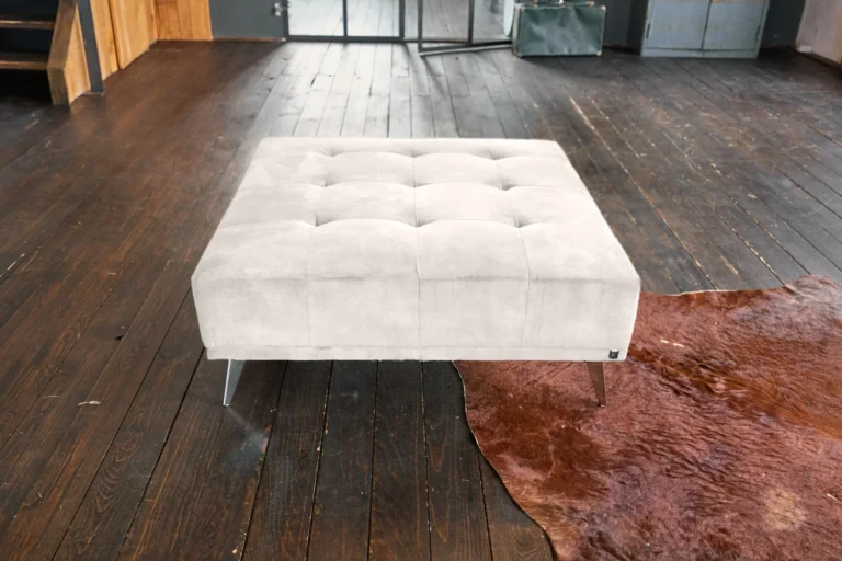 Puf KAWOLA WIOLO de terciopelo blanco crema