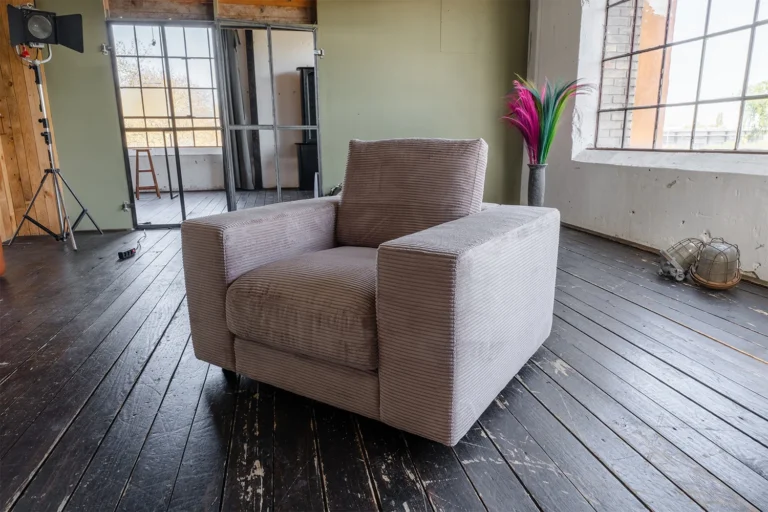 Sillón KAWOLA MADELINE de terciopelo Pana topo