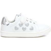 Zapatillas Xti plateadas con corazones metalizados y cordones elásticos