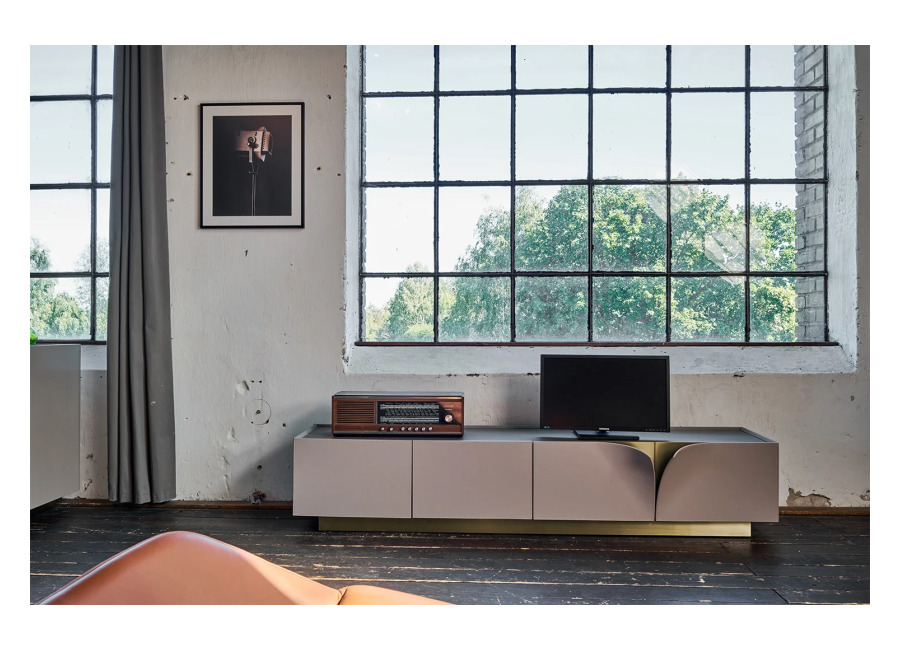 Mueble bajo KAWOLA EMMA Aparador para TV Piel sintética gris Pies de acero inoxidable color latón