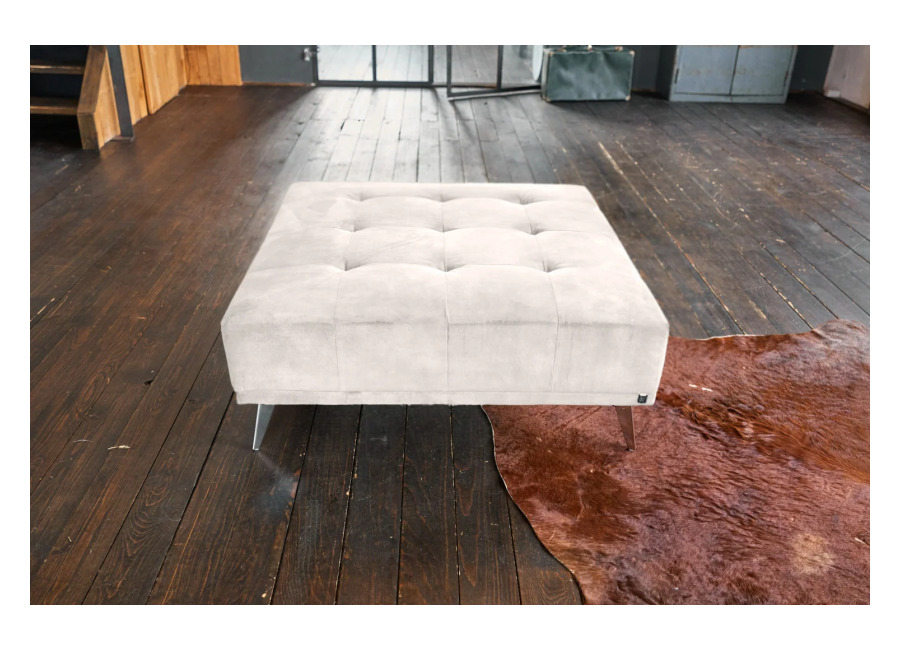 Puf KAWOLA WIOLO de terciopelo blanco crema