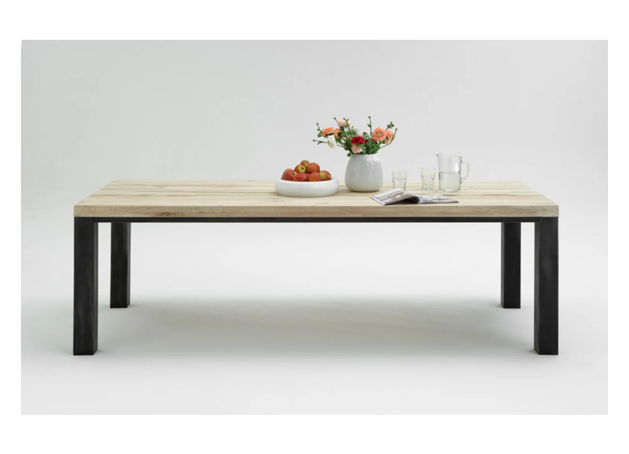 Mesa de comedor KAWOLA NELA de madera maciza de roble color arena, 180 x 100 x 76 cm